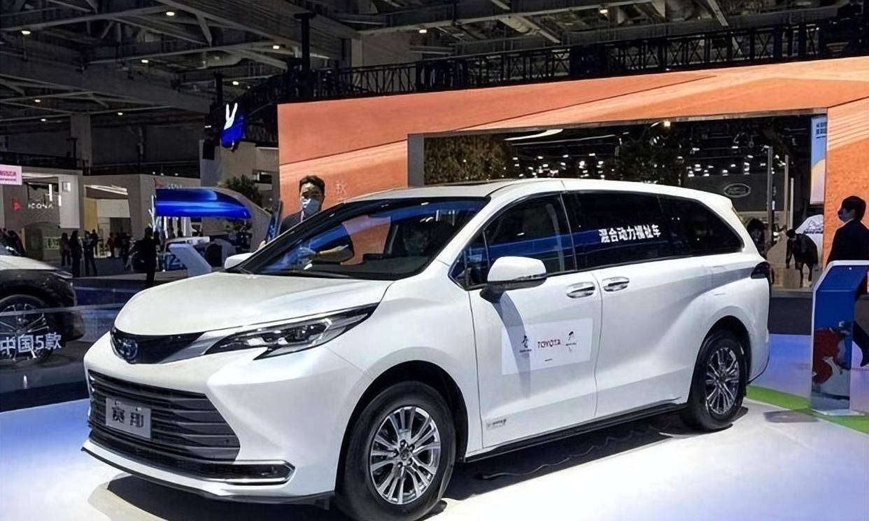 国产中型车之争:塞纳与艾力绅,舒适与操控的巅峰对决