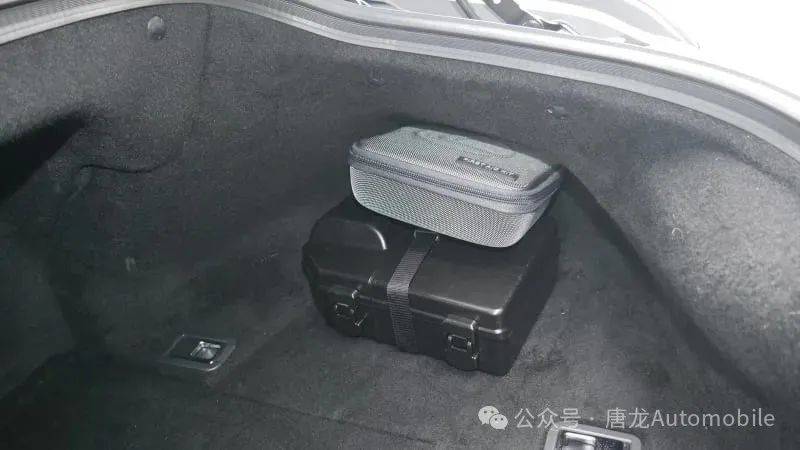 【超跑后备箱测试】雷克萨斯lc敞篷行李测试:后备箱能装多少东西?