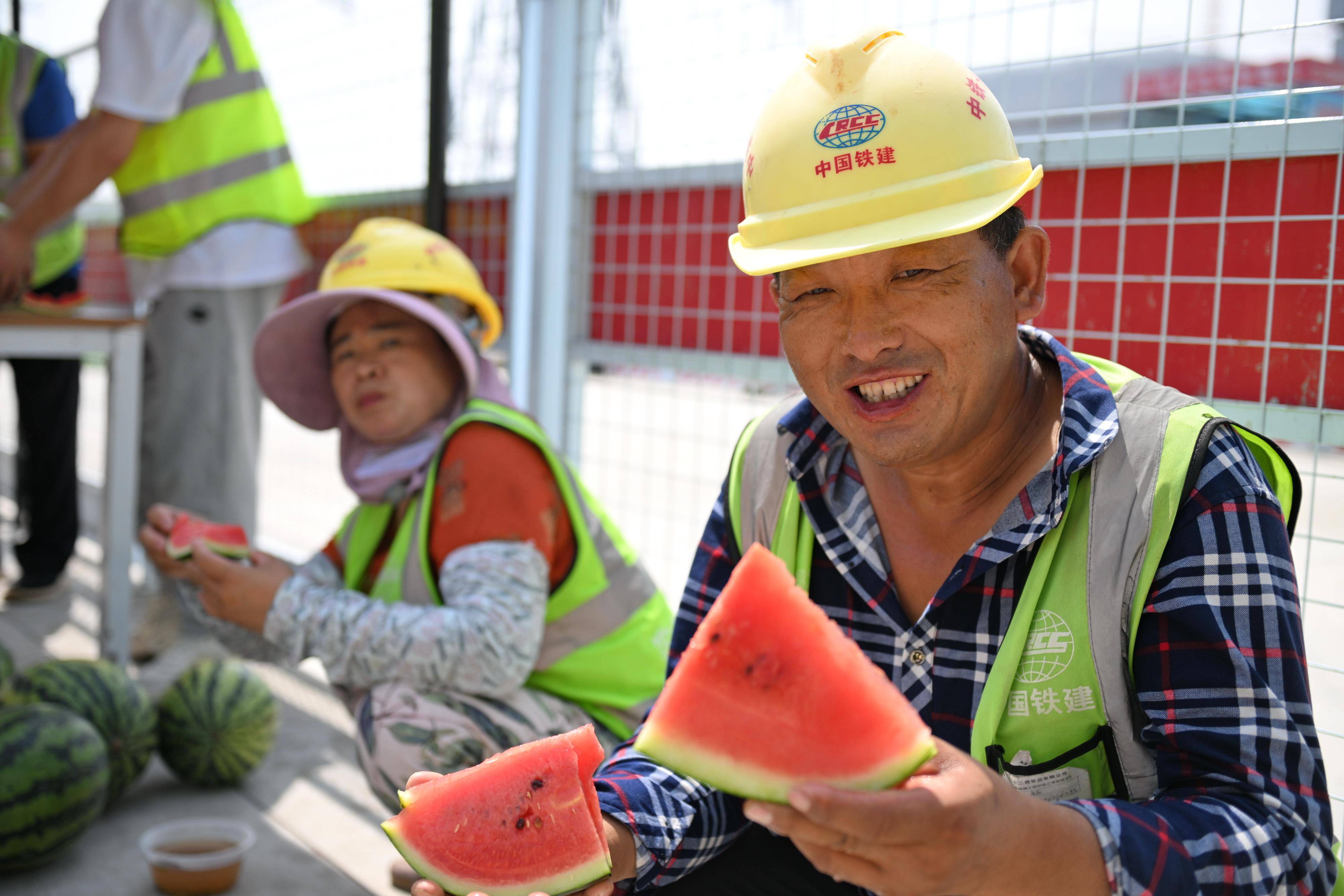 新华全媒 丨高温下,雄安建设一线的坚守与关爱