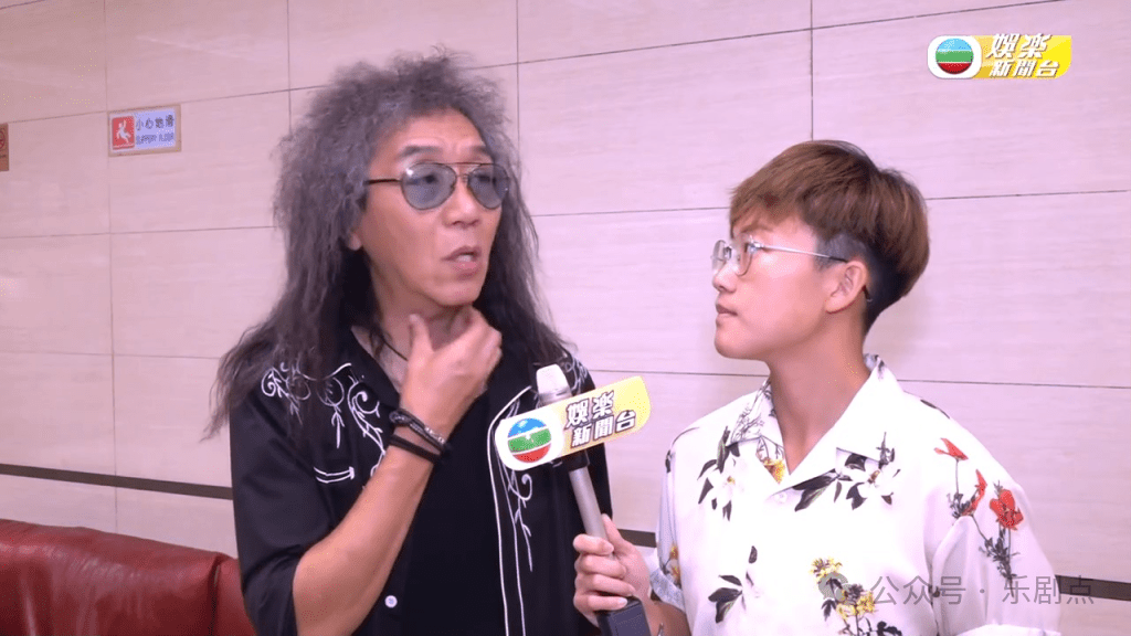 与颜国梁相识数十载的乐队蓝战士(blue jeans)成员黄良昇亦有前往灵堂