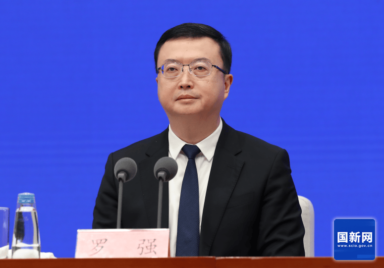 会上,在谈到培育壮大新兴数字产业方面的问题时,贵州省副省长罗强表示
