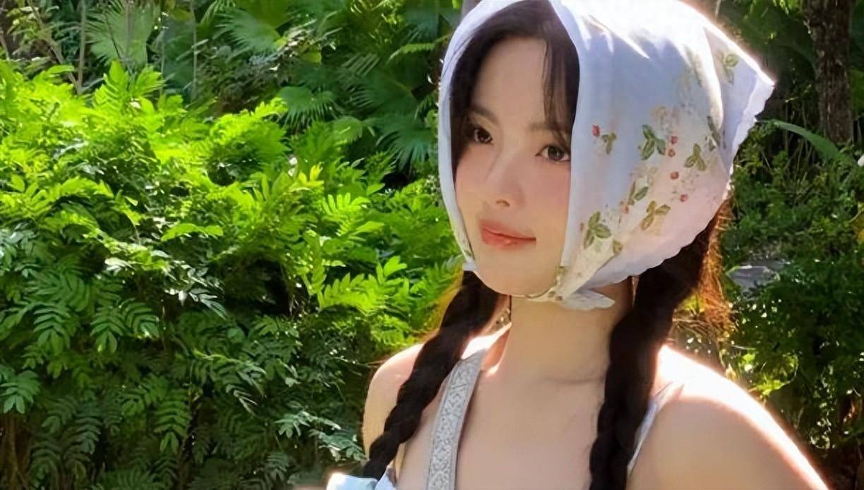 清纯少女杨超越:穿蓝色吊带裙的她美得让人心动!