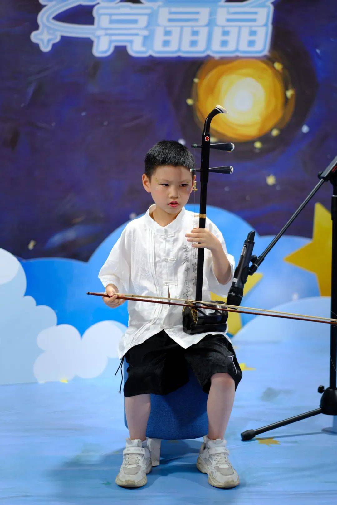 揭易臻钢琴独奏《小奏鸣曲第一乐章》流畅自如,细腻入微.