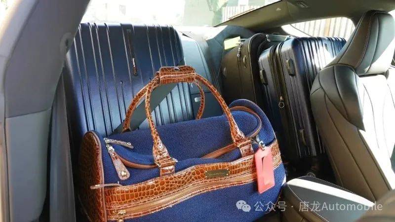 【超跑后备箱测试】雷克萨斯lc敞篷行李测试:后备箱能装多少东西?