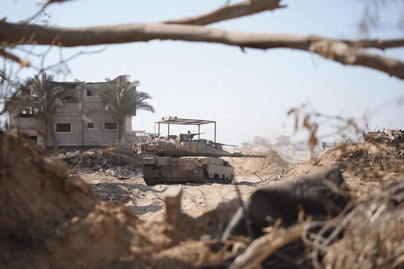 以军称继续在加沙地带南部和中部开展行动