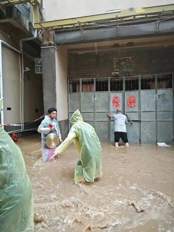 强降雨影响，梅州多地水浸，受灾现场情况...-广东梅州水灾