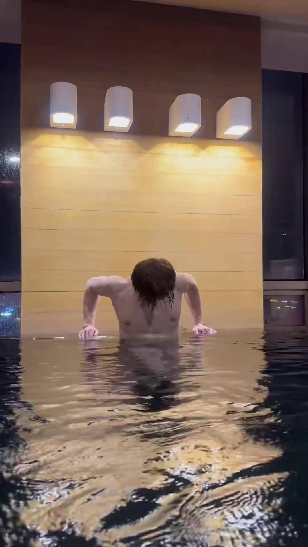 谁懂啊 北方冬天就这么玩水游泳 腹肌 体育生 背影杀