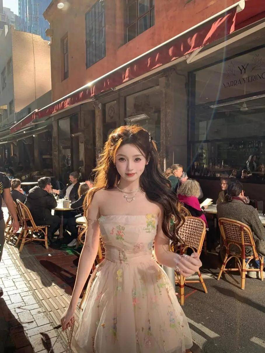 王思聪高调官宣新恋情,21岁女友甜美可爱像芭比娃娃,身材性感