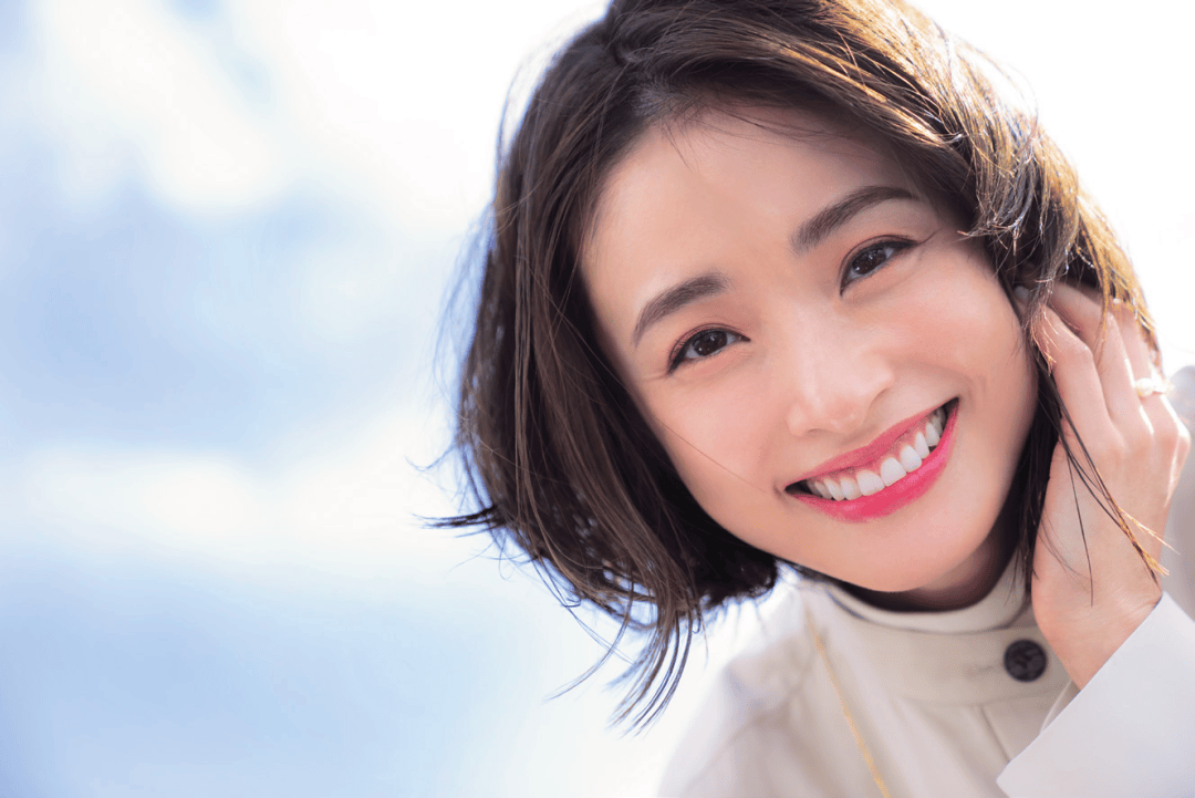 上户彩在电视剧《半泽直树》中饰演用微笑治愈丈夫的妻子半泽花,还在