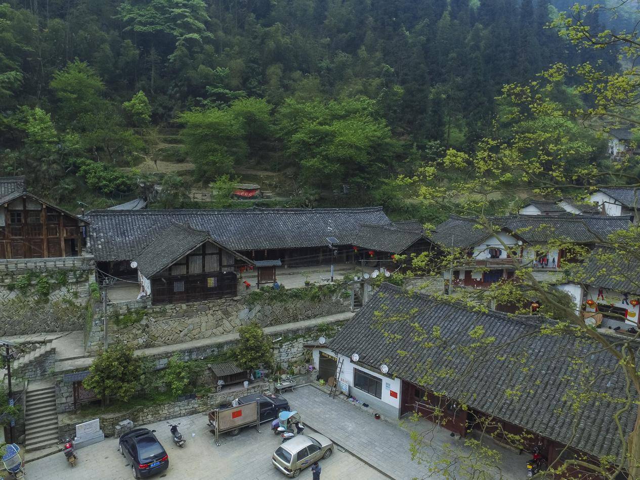 根据威信县住房和城乡建设局工作人员介绍,整个寨子的核心当属老房子