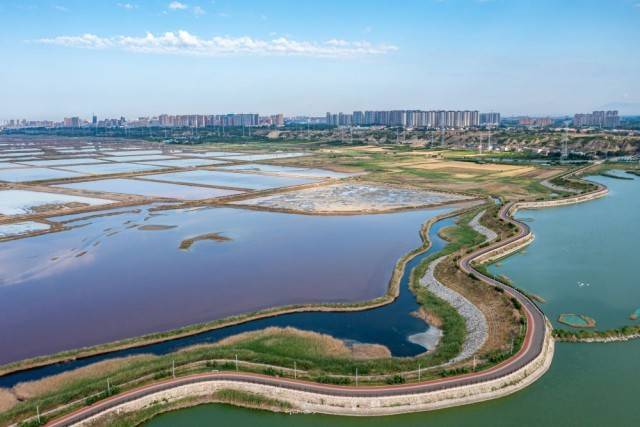 如今,漫步在盐湖的环湖步道上,碧波荡漾,风景秀美,盐湖逐渐成为人们亲