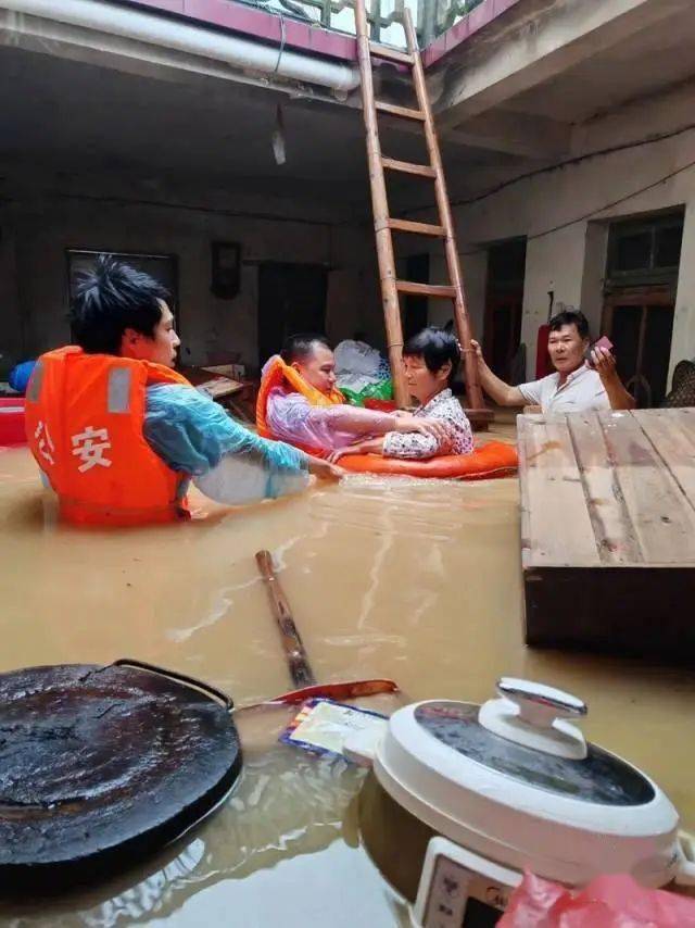 强降雨影响，梅州多地水浸，受灾现场情况...-广东梅州水灾