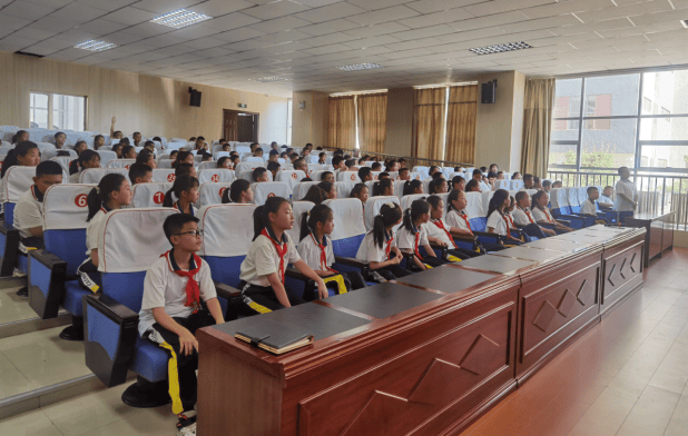 伊金霍洛旗第一小学,第三小学,第六小学组织参加科学家精神进校园活动