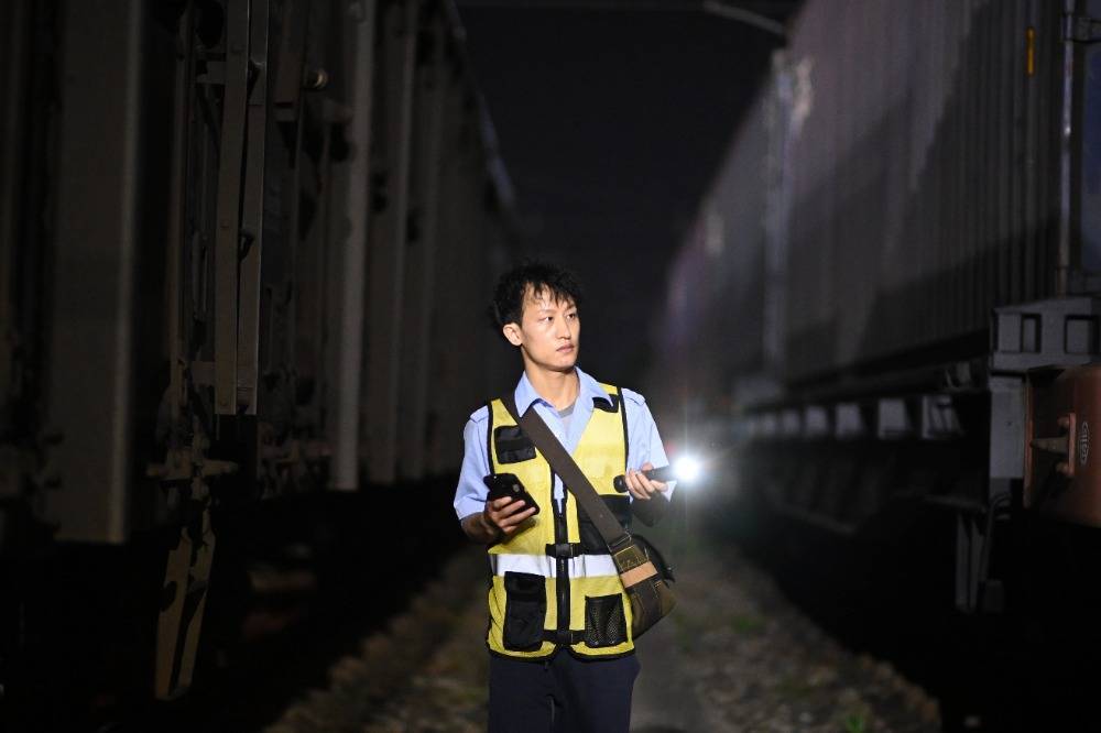 位于沙坪坝区的铁路兴隆场编组站,货检员对即将发车的中欧班列等货运