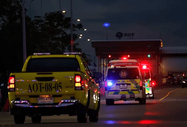 维珍飞澳洲航班紧急迫降,发动机不停喷火.