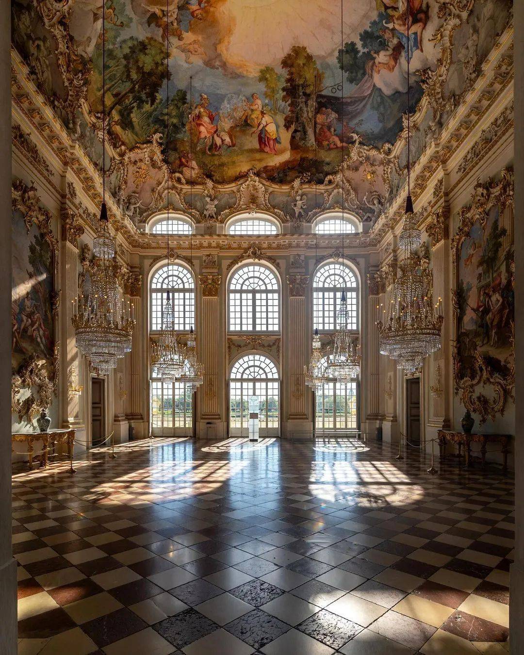 巴洛克风格的宁芬堡宫,于1675年完工,虽城堡整体并不大,约一个小时