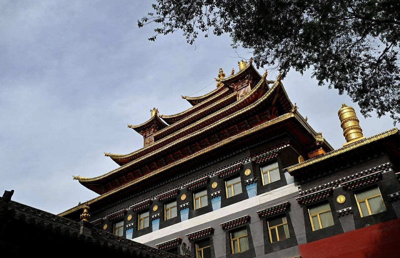 地处青海省西宁市城中区的宏觉寺.