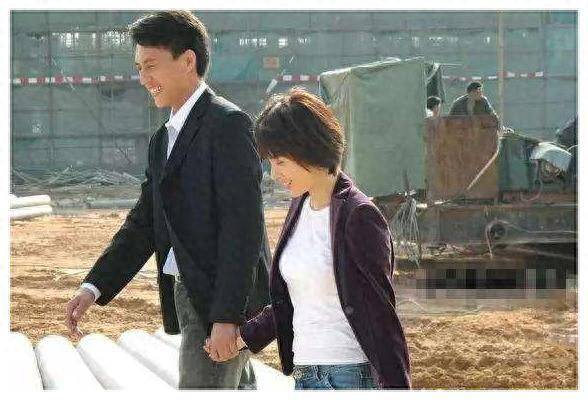 "老干部"靳东情史,和他深爱的二婚妻子