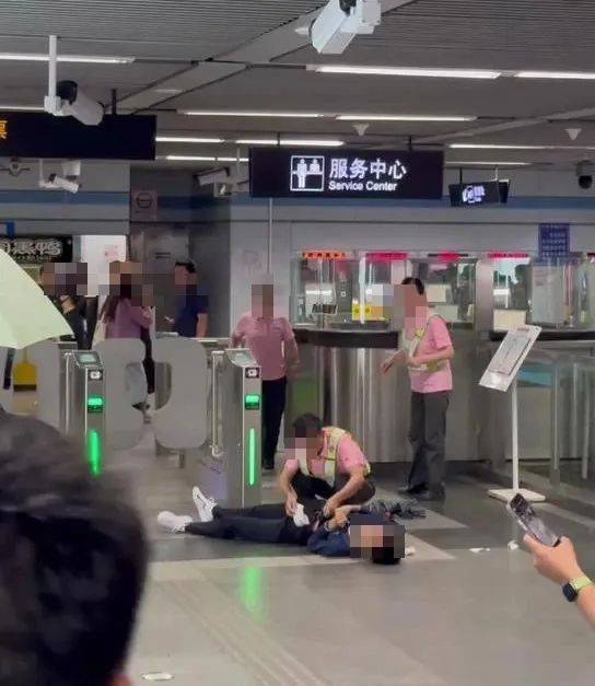 上海地铁夹人事件图片