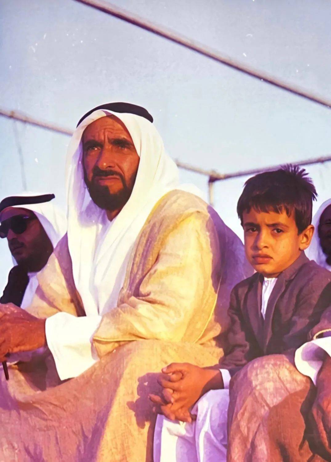 阿联酋总统分享童年照