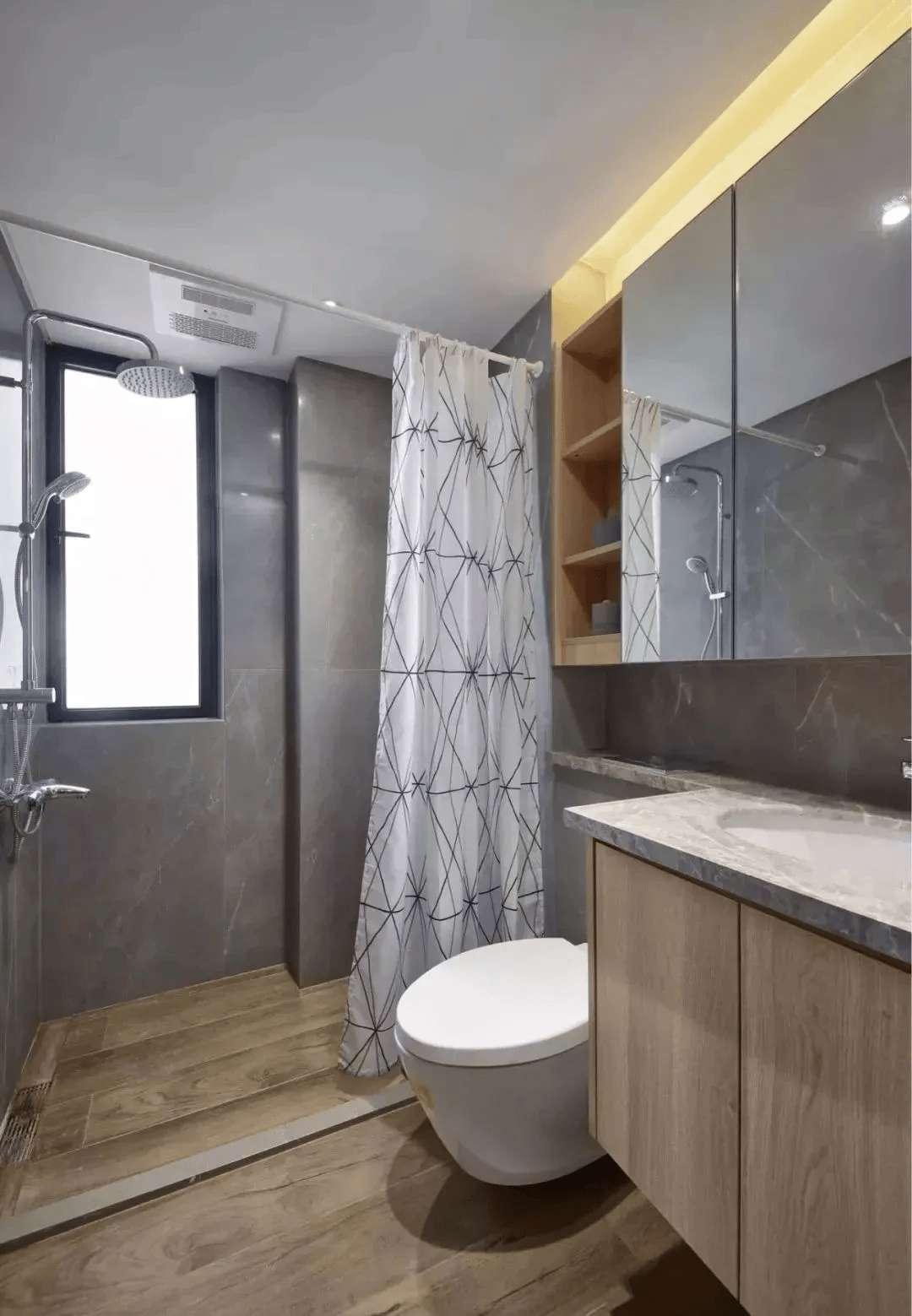 喜欢简约风的,上图这样的卫生间很适合你,白色大理石墙砖保证卫生滗