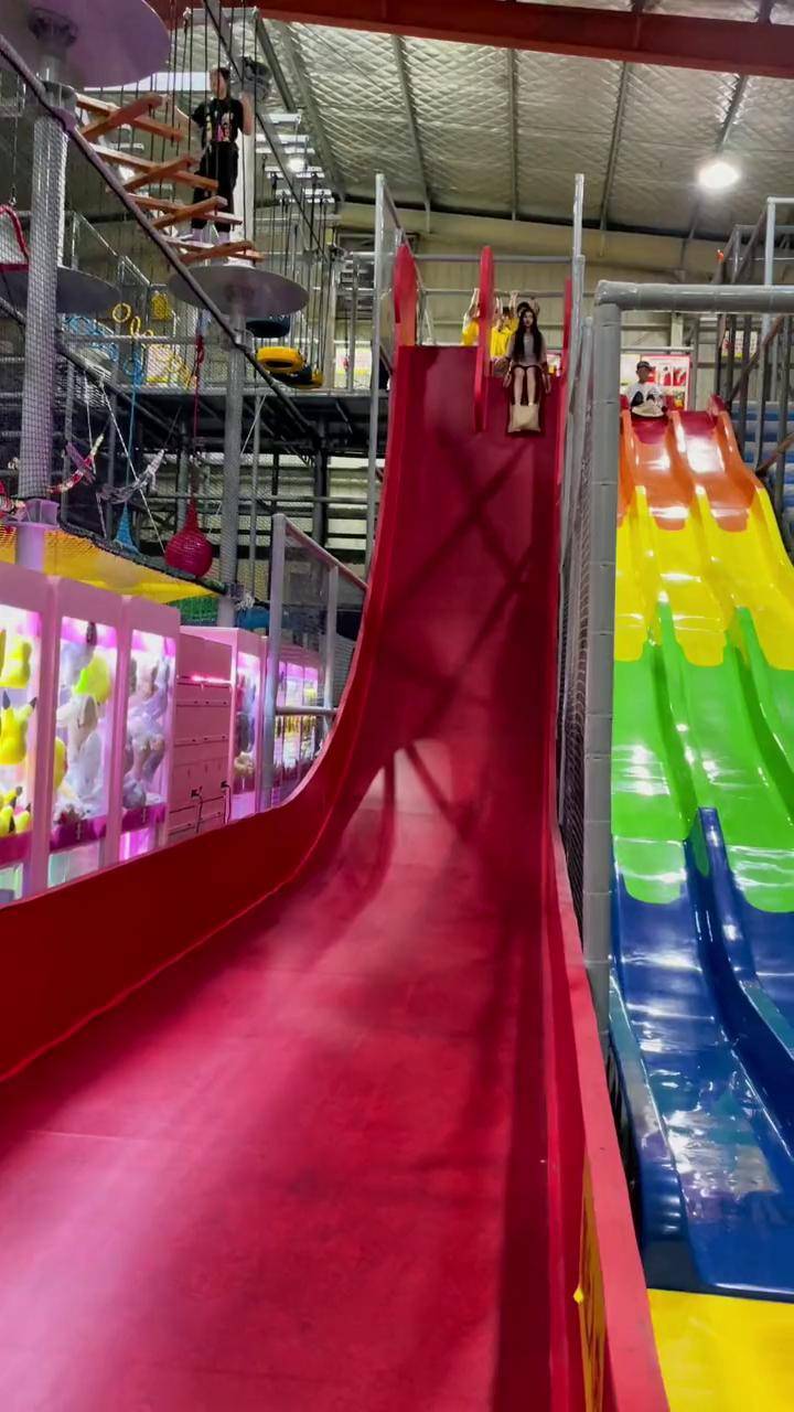 教练带大家体验90度魔鬼滑梯周末去哪玩 乐园的n种玩法 放松解压好