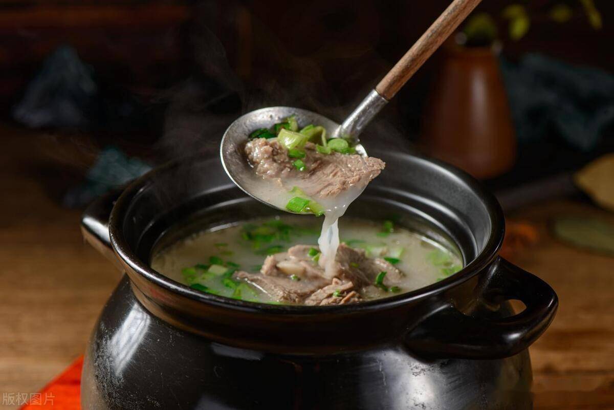 夏天炖羊肉用料越多,越难吃!采取"2水1物3料",汤鲜肉香不膻