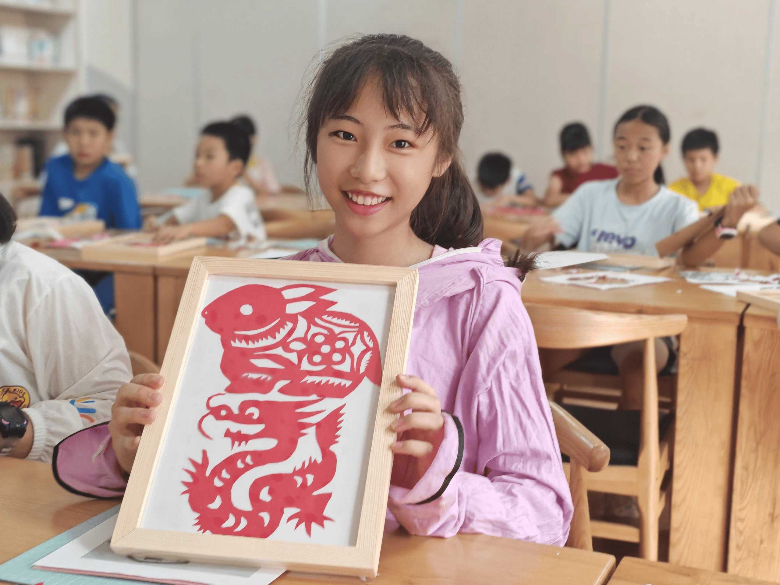 大浪街道水围社区少年达人带领同龄人体验传统剪纸艺术