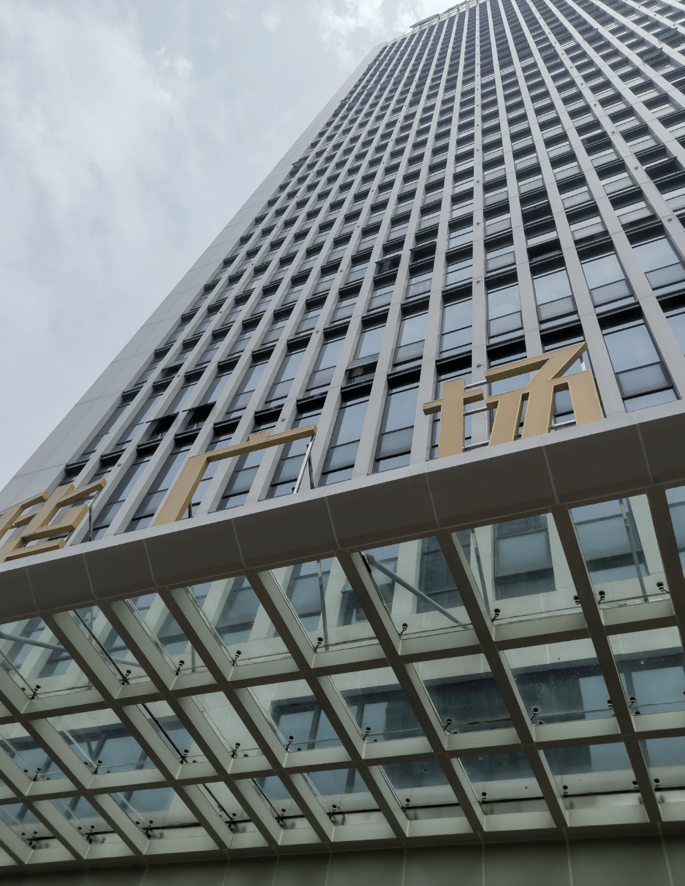 今年58岁的孙先生说,他听人介绍,在宜昌城区新华广场写字楼21层的多美