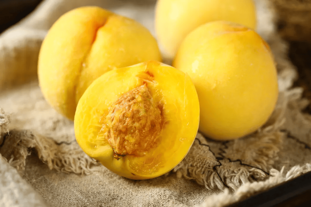 山东蒙阴的黄桃,22.9/5斤,轻轻咬上一口,满嘴馥郁桃香,口感香甜多汁