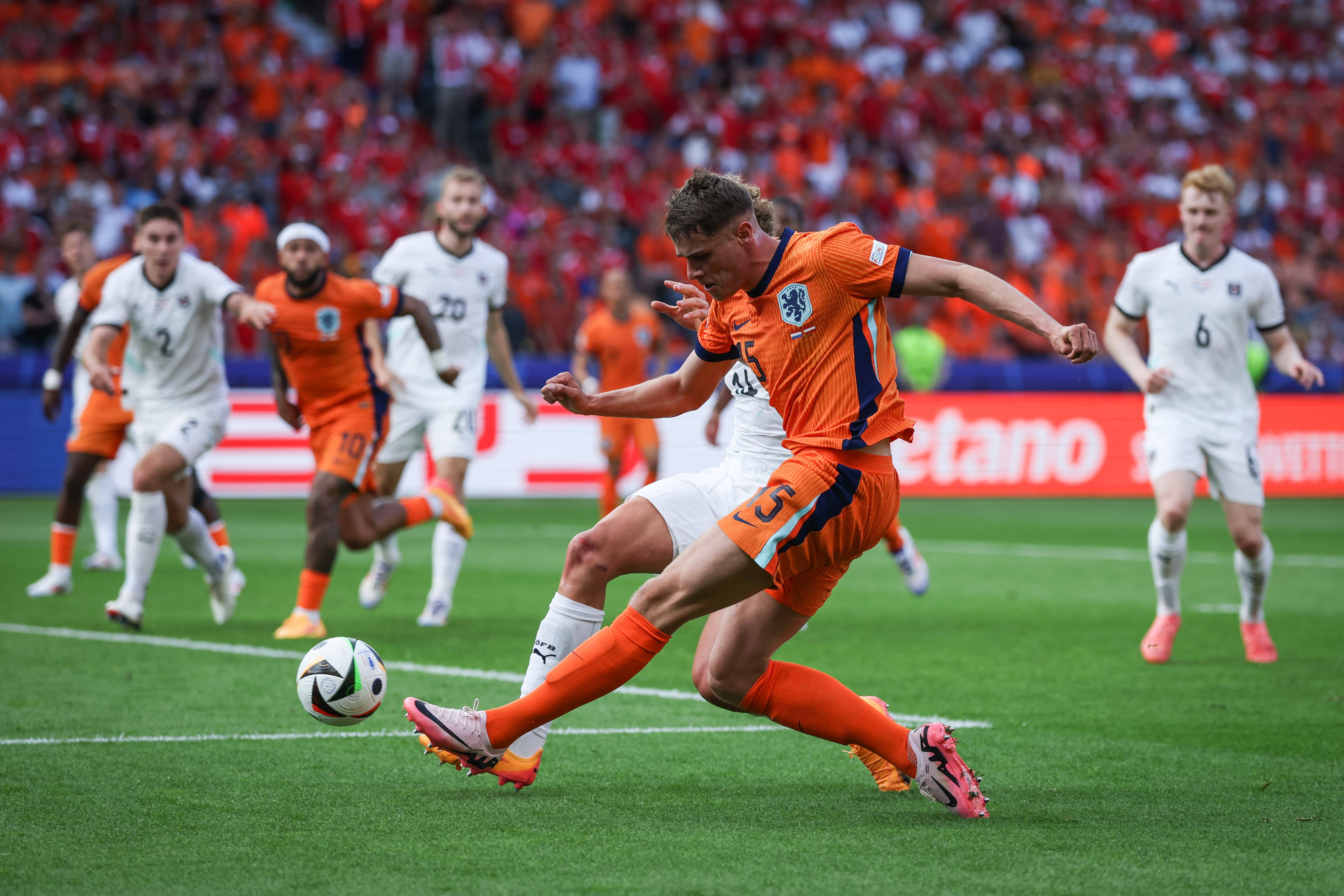 足球——欧锦赛小组赛:奥地利胜荷兰