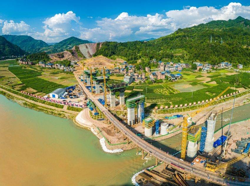 西渝高铁樊哙站2号六线特大桥进入高速铁路上部结构施工阶段