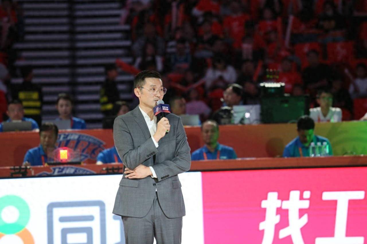 媒体人：刘炜今天上午从上海飞往乌鲁木齐 就让新疆男篮主帅