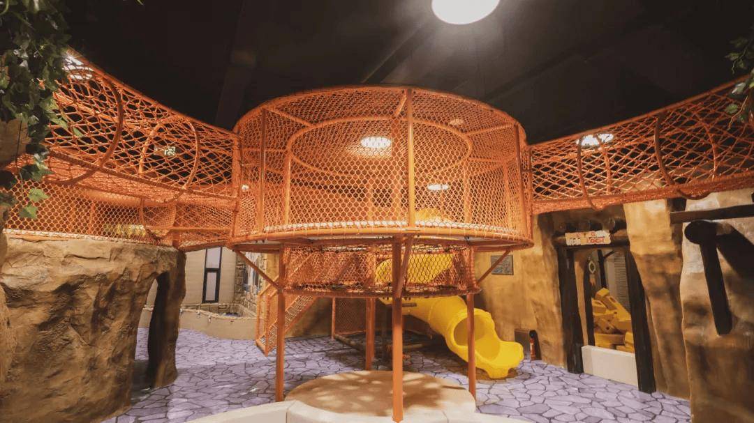 小朋友们撒欢完了的天堂—海洋球,滑梯,木马,蹦床等游乐设施一应俱全