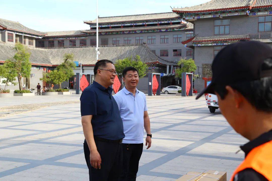 单县综合行政执法局开展为环卫和园林工人"夏日送清凉"活动