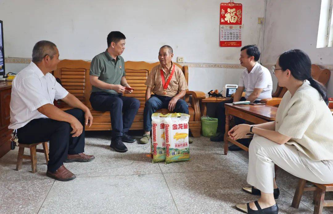 暖人心,传党情!县领导开展"七一"走访慰问活动