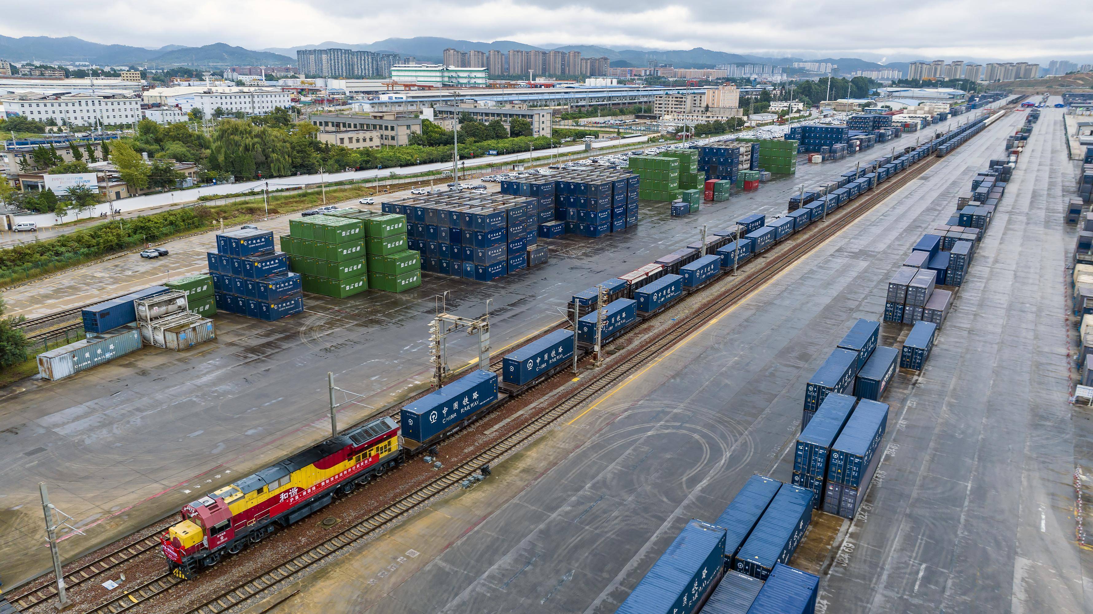 上半年,中老铁路旅客运输稳步增长,累计开行旅客列车31946列,单日发送