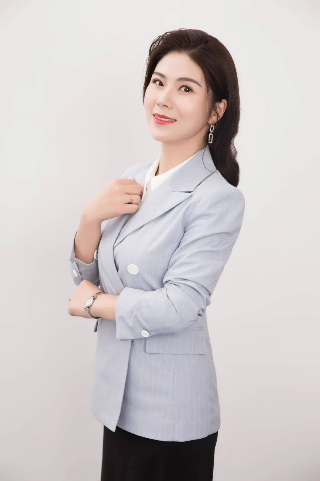 我是传媒学院的李婷娟老师首先向你们表达最真挚的祝福