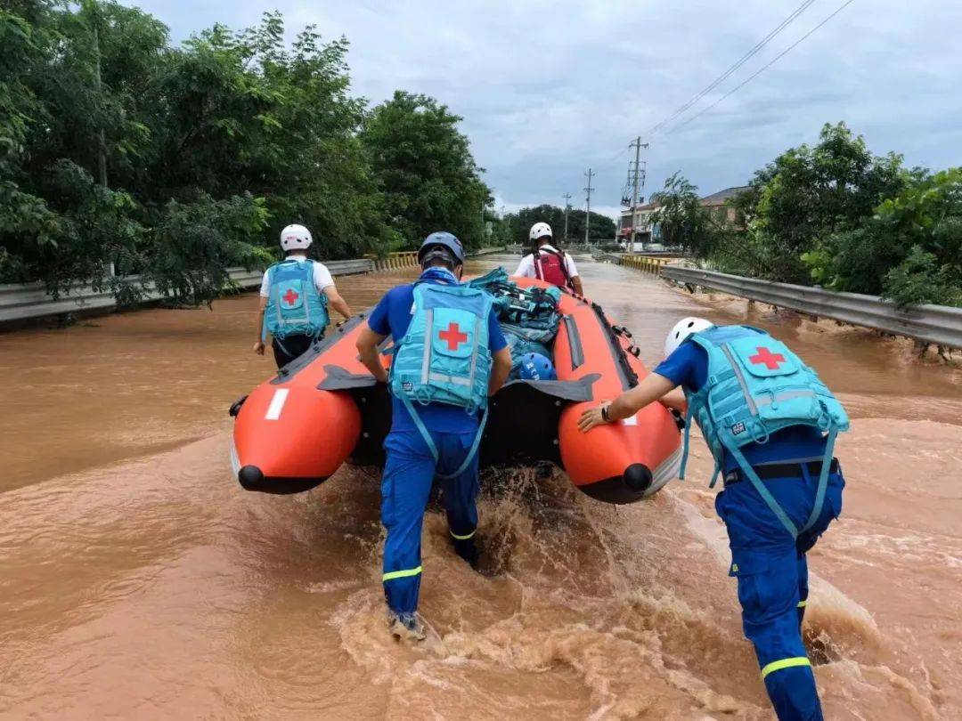 汨罗江洪水暴涨 红十字救援队赶赴现场救援