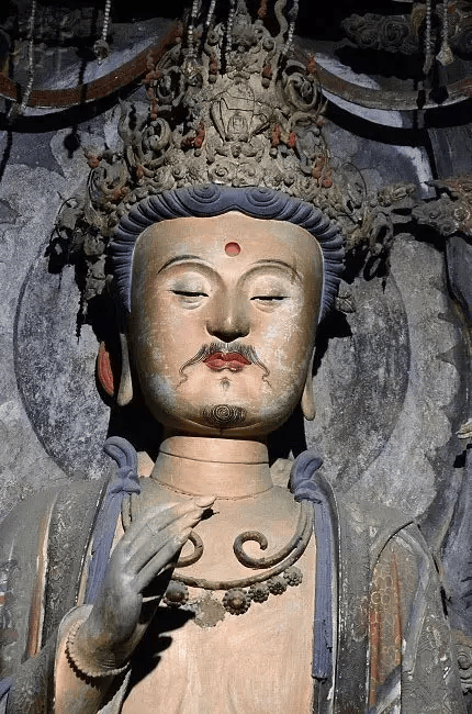 文殊菩萨后殿左右两山墙壁之上,分别塑有密宗两大本尊"孔雀明王"和"