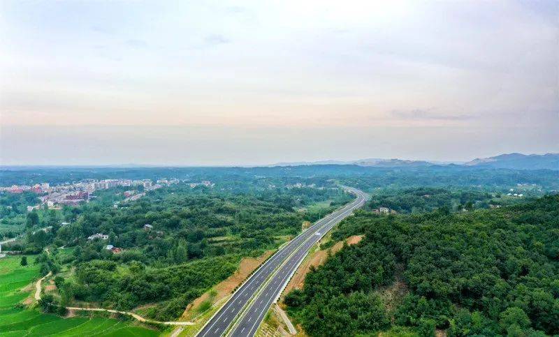 起于沪陕高速刘塆互通,止于豫鄂省界武大高速大悟宣化店段,全长44公里