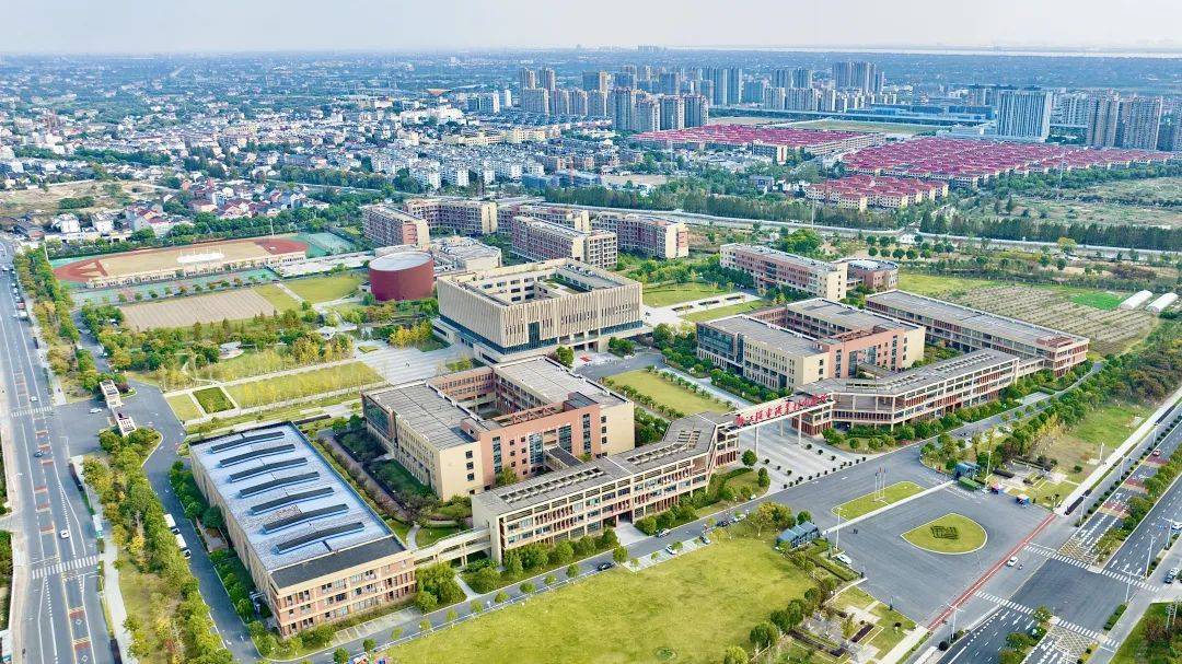办学历史悠久,最早可追溯到1952年创办的浙江省杭州工人技术学校,2002