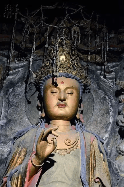 观音菩萨文殊菩萨后殿左右两山墙壁之上,分别塑有密宗两大本尊"孔雀