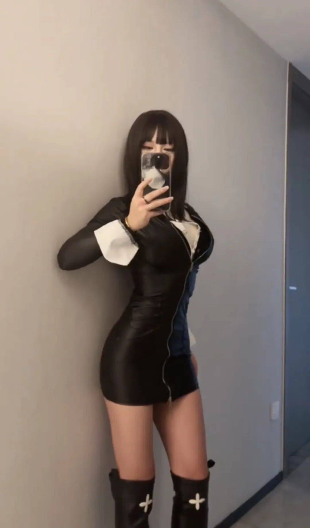 海贼王两年前罗宾cos,这性感的小皮裙和身材真的太绝了