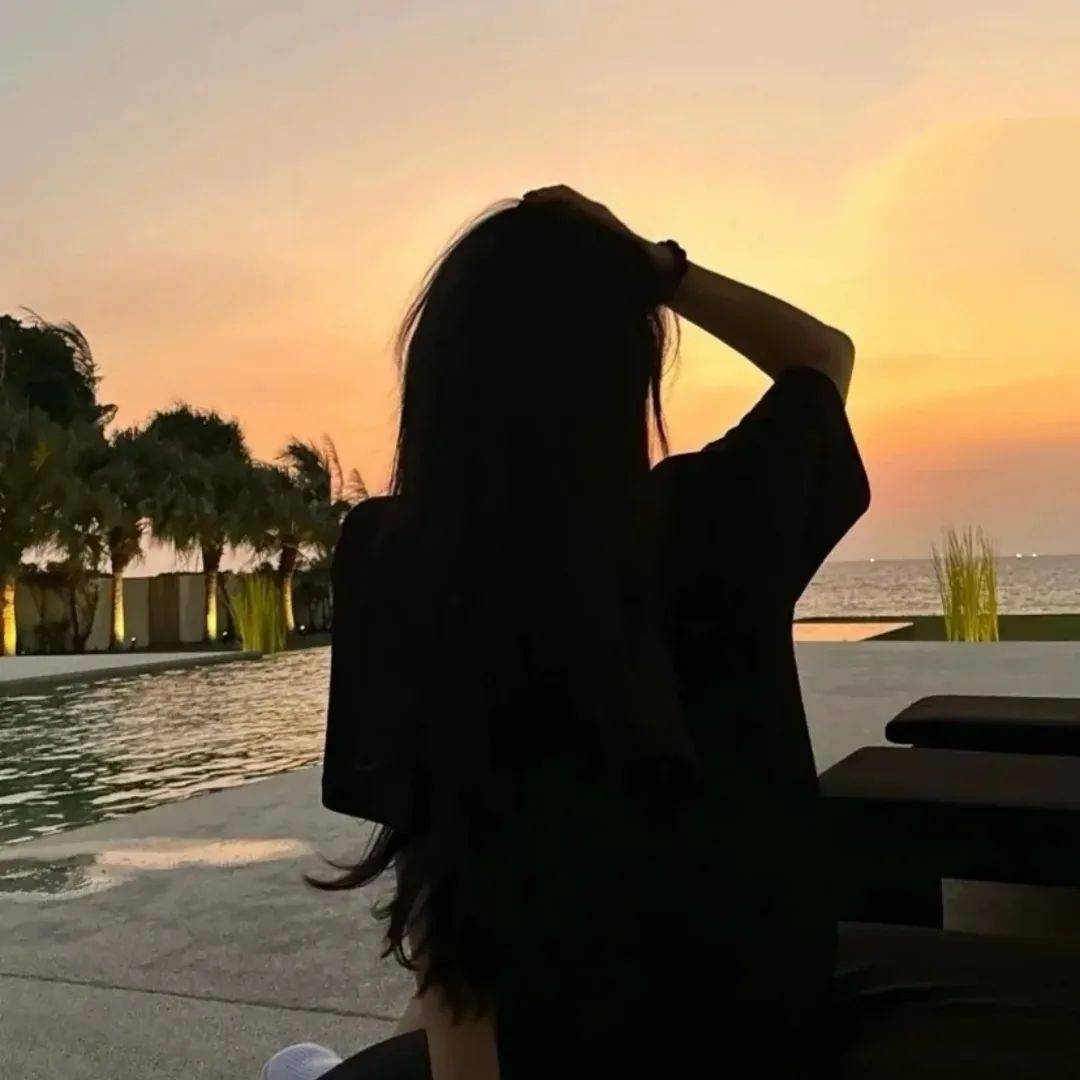 头像丨​曾经多么渴望被遮风挡雨的人,最后都学会了独自一个人撑伞