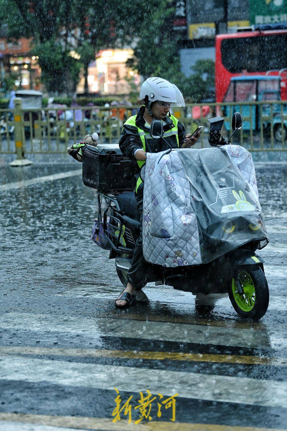 外卖小哥下雨送餐图片图片