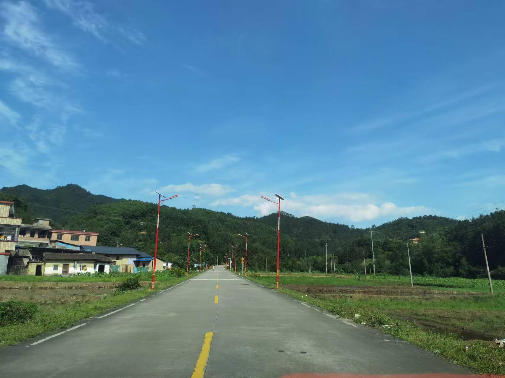 连山小三江镇:两年接力,806盏路灯照亮群众回家路