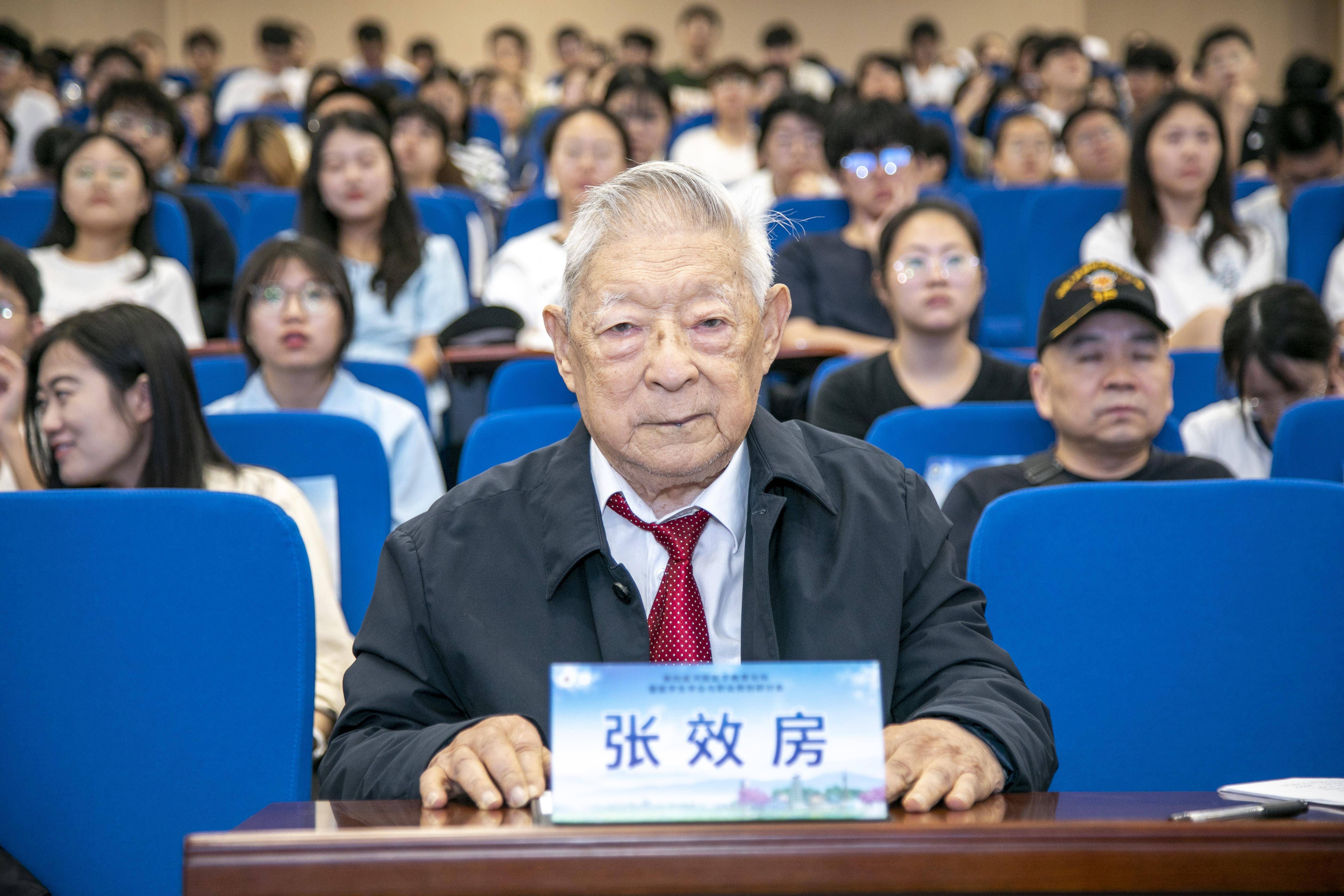 "一位毕业生说,作为郑州大学河南医学院教授,张效房是集"医生"与"先生