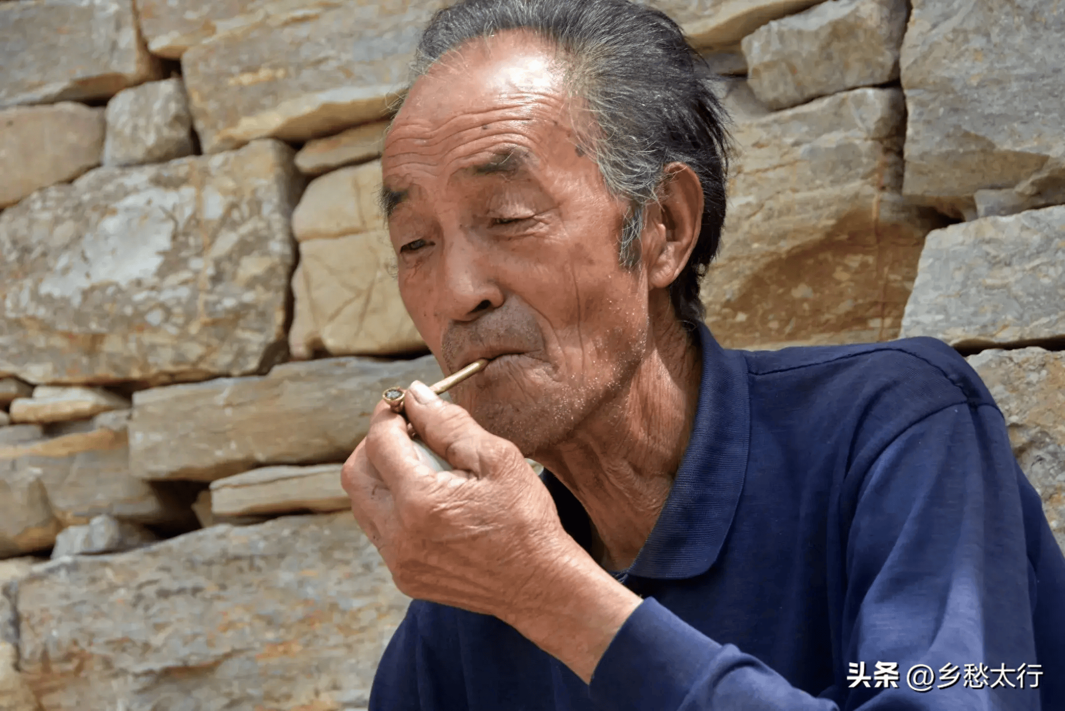 天大的事啊,搁在你面前,都只是一袋老旱烟_小时候_文化_带着