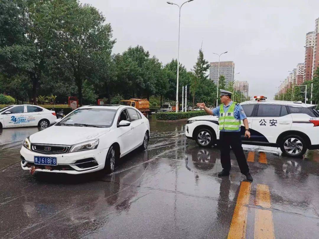 "警"色相伴 "雨"你同行|濮阳交警雨中执勤坚守岗位保畅通